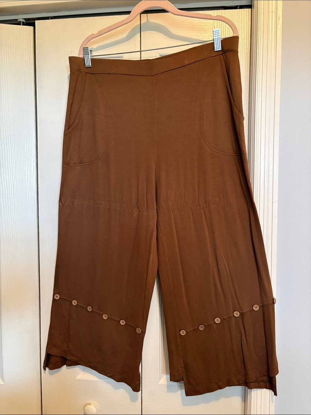 Onque Casuals Brown Wide-Leg Button-Trim Pants